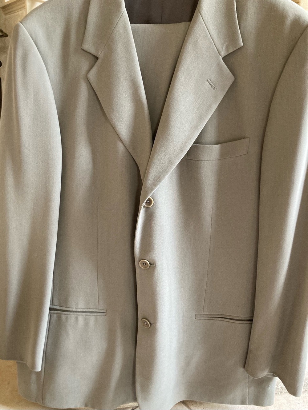Classic Light Gray Men's Suit- Clean Single-Breasted Design